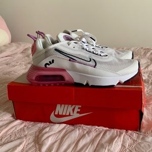 BRAND NEW NIKE TENNIS SHOES